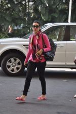 Karisma Kapoor snapped at Domestic Airport in Mumbai on 20th Nov 2013